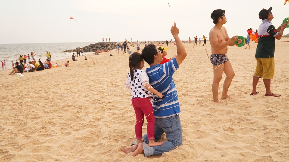Trẻ nhỏ Sài thành thích thú với lễ hội diều ở Mũi Né - 7 Không biết nên gọi phần hỗ trợ của vận động viên nhí này dành cho bố là gì
