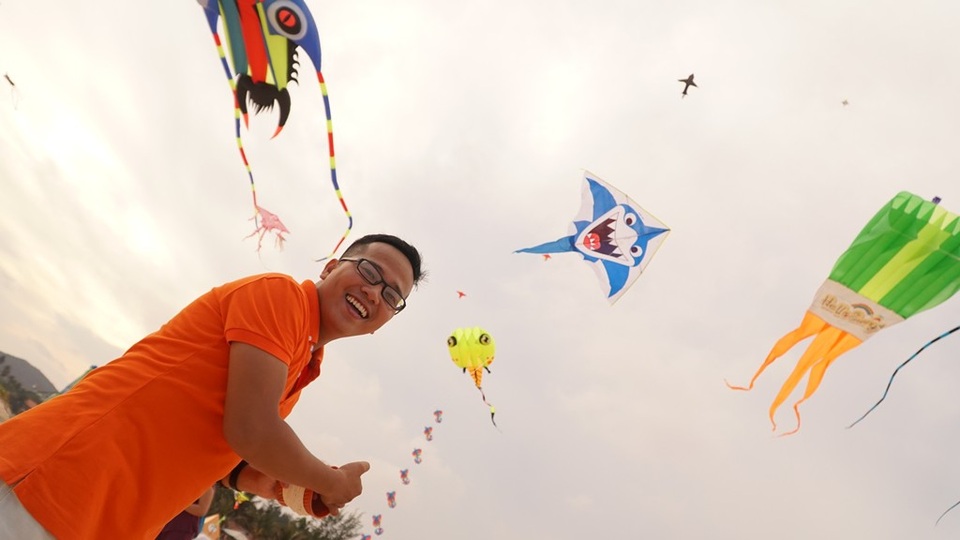 Trẻ nhỏ Sài thành thích thú với lễ hội diều ở Mũi Né - 8 Người trẻ cũng háo hức khi có được “tấm vé về tuổi thơ”