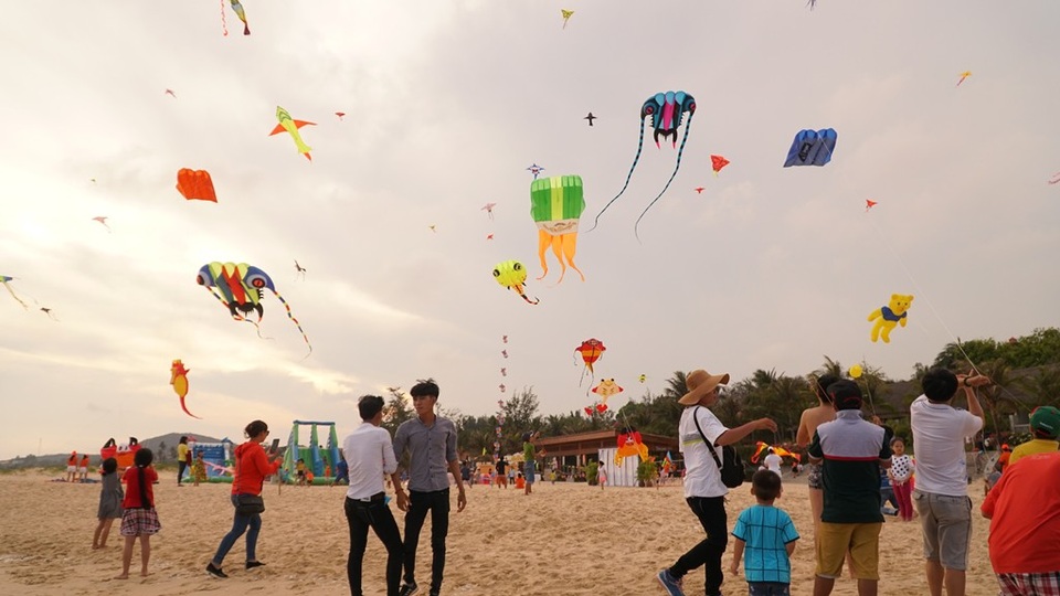 Trẻ nhỏ Sài thành thích thú với lễ hội diều ở Mũi Né - 9 Cả một rừng diều trên bầu trời