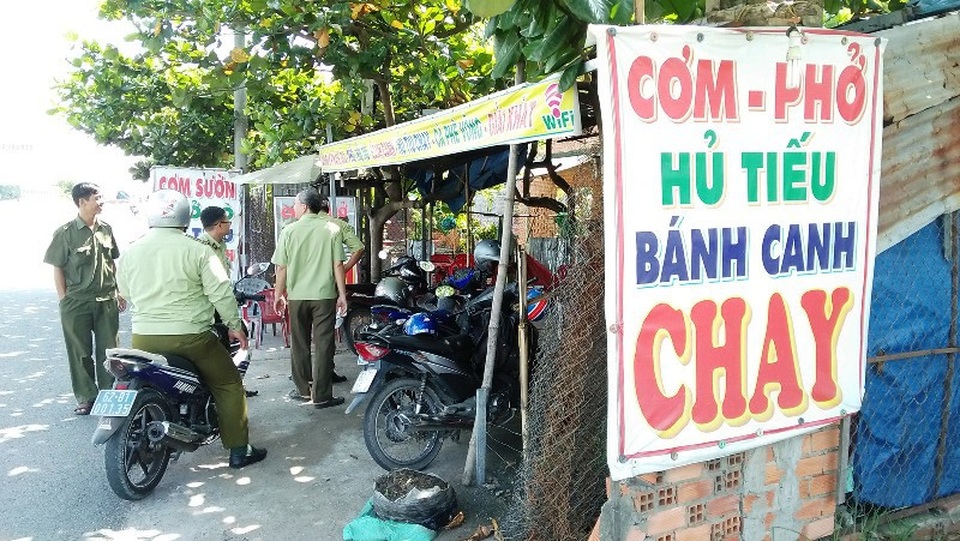 Kiếm bạc triệu mỗi ngày nhờ bán nước giải khát dọc đường về quê dịp lễ - 2 Một quán cơm trên quốc lộ 1 “chặt chém” du khách dịp lễ đã bị cơ quan chức năng xử lý.