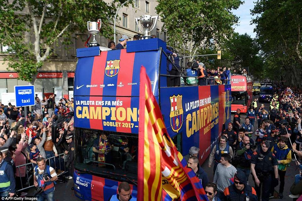 Barcelona diễu hành xe bus ăn mừng cú đúp danh hiệu - 1 Barcelona diễu hành xe bus ăn mừng cú đúp danh hiệu - 1