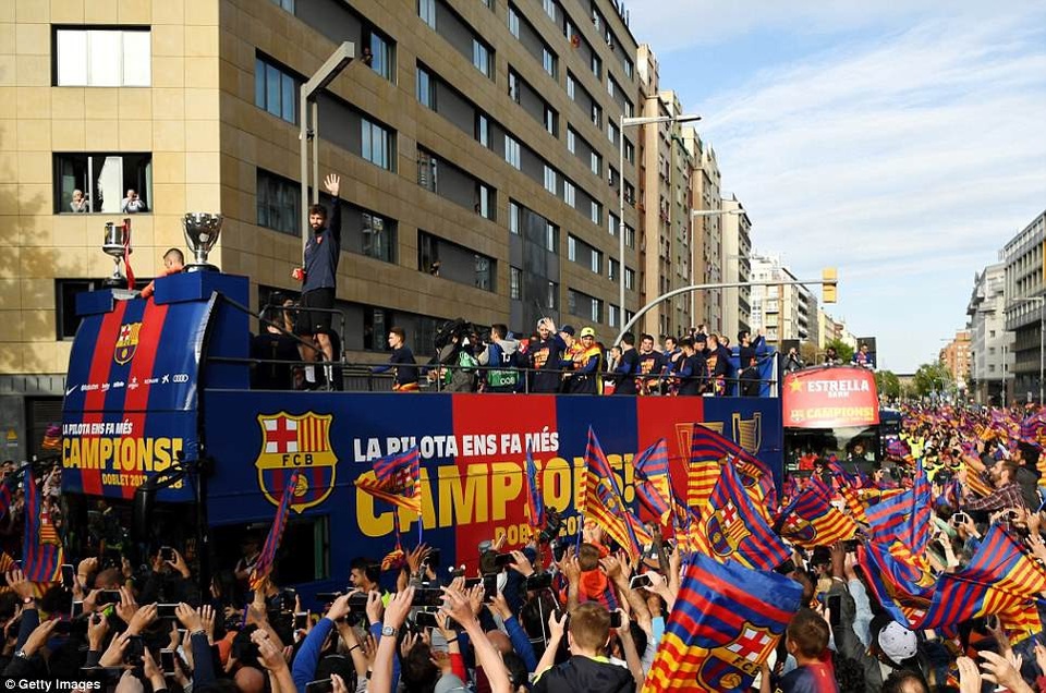 Barcelona diễu hành xe bus ăn mừng cú đúp danh hiệu - 4 Barcelona diễu hành xe bus ăn mừng cú đúp danh hiệu - 4