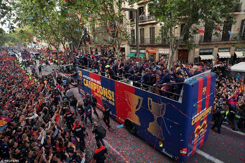Barcelona diễu hành xe bus ăn mừng cú đúp danh hiệu - 9 Barcelona diễu hành xe bus ăn mừng cú đúp danh hiệu - 9