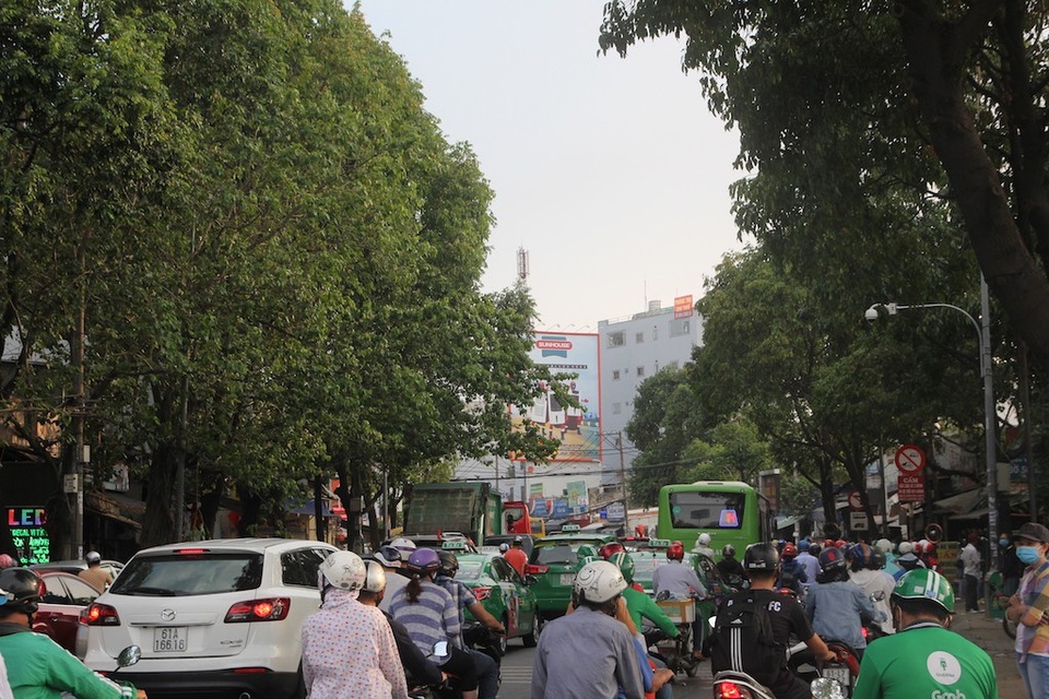 Mệt nhoài trở lại Sài Gòn trong tiết trời nóng bức - 1 Mệt nhoài trở lại Sài Gòn trong tiết trời nóng bức - 1