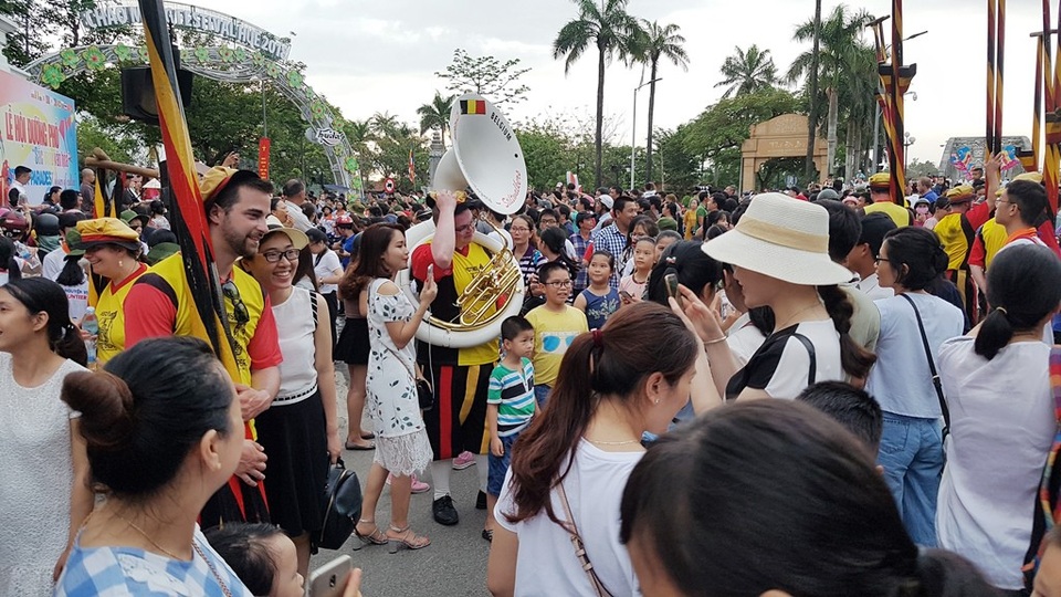 Đoàn cà kheo khổng lồ từ Bỉ bị người dân, du khách vây chặt vì quá hâm mộ - 20 Đoàn cà kheo khổng lồ từ Bỉ bị người dân, du khách vây chặt vì quá hâm mộ - 20