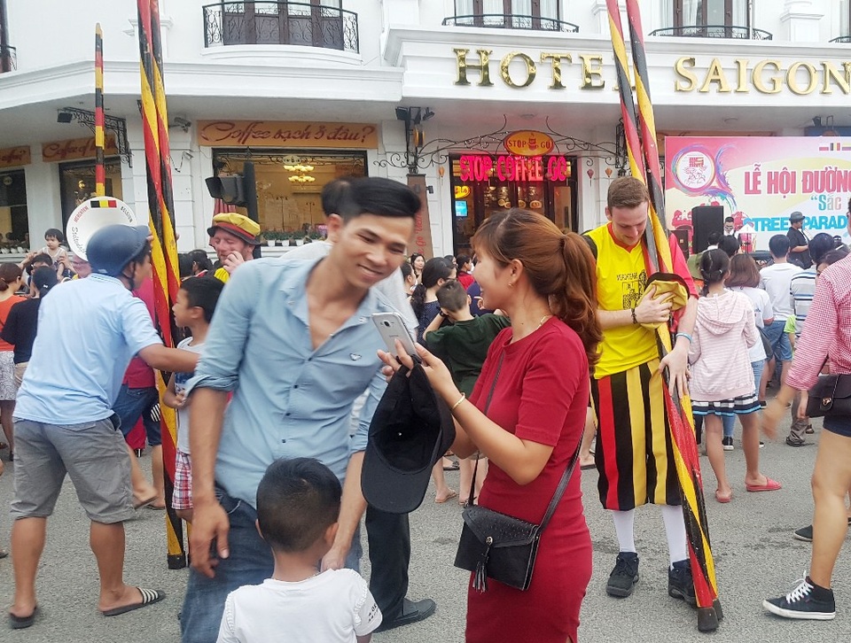 Đoàn cà kheo khổng lồ từ Bỉ bị người dân, du khách vây chặt vì quá hâm mộ - 25 Và vui mừng xem lại ảnh vừa mới chụp với nghệ sĩ cà kheo