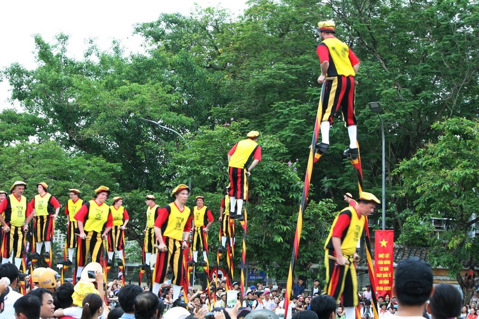 Đoàn cà kheo khổng lồ từ Bỉ bị người dân, du khách vây chặt vì quá hâm mộ - 8 Màn biểu diễn cà kheo thấp chui qua cà kheo cao