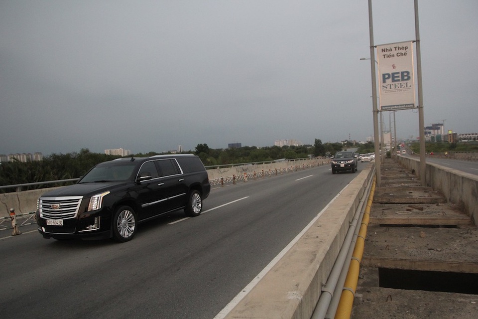 Mệt nhoài trở lại Sài Gòn trong tiết trời nóng bức - 11 Sau hơn 20 phút sửa chữa, chiếc xe khách tiếp tục hành trình và giao thông ổn định trở lại