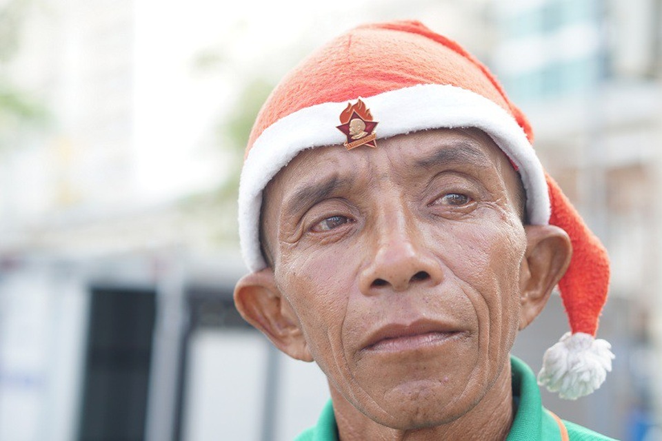 Người đàn ông có ngoại hình khá giống cựu Tổng thống Obama gây sốt mạng - 1 Chú Mai Quốc Dũng, sinh năm 1970 hiện đang là một tài xế xe ôm tại khu vực biển Nha Trang.