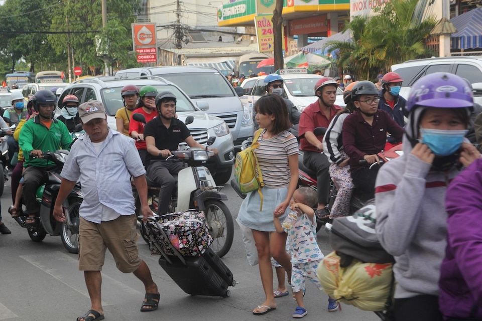 Mệt nhoài trở lại Sài Gòn trong tiết trời nóng bức - 5 Hành khách vất vả băng qua đường Đinh Bộ Lĩnh