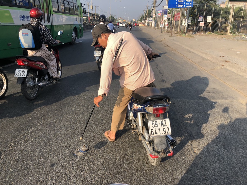 Hãi hùng nhìn mớ đinh gom được của đinh tặc trên quốc lộ - 1 Hãi hùng nhìn mớ đinh gom được của đinh tặc trên quốc lộ - 1