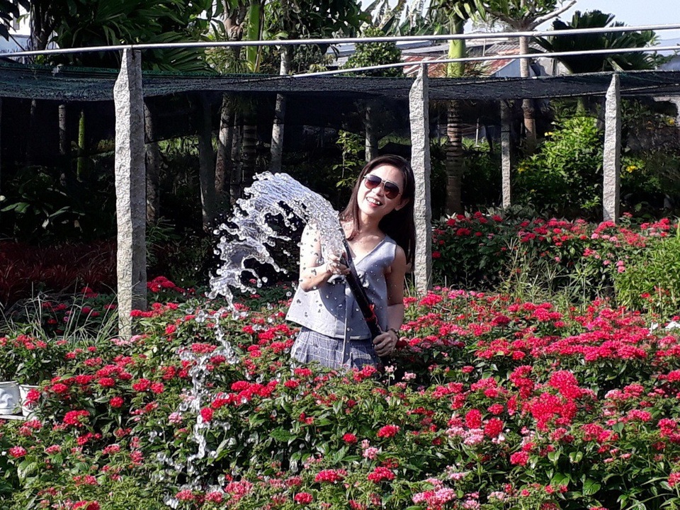 Dịp lễ, các điểm du lịch homestay ở Đồng Tháp hút khách - 4 Ở trong Ngôi nhà Hoa Ếch du khách trải nghiệm cuộc sống trồng hoa của bà con nơi đây