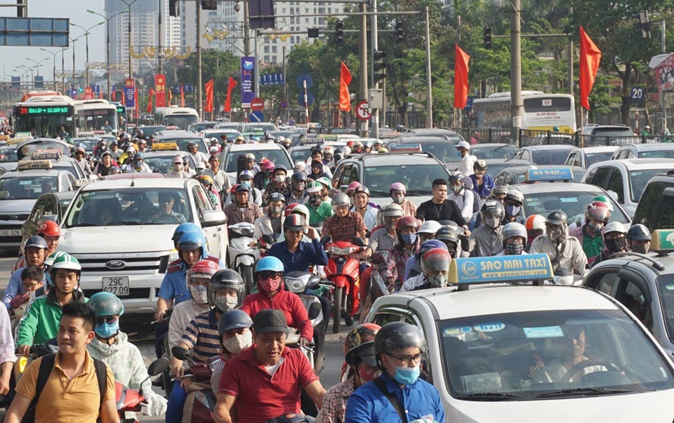 Người dân ùn ùn đổ về Thủ đô, giao thông phía Nam căng thẳng - 7 Đường Giải Phóng ùn tắc kéo dài.