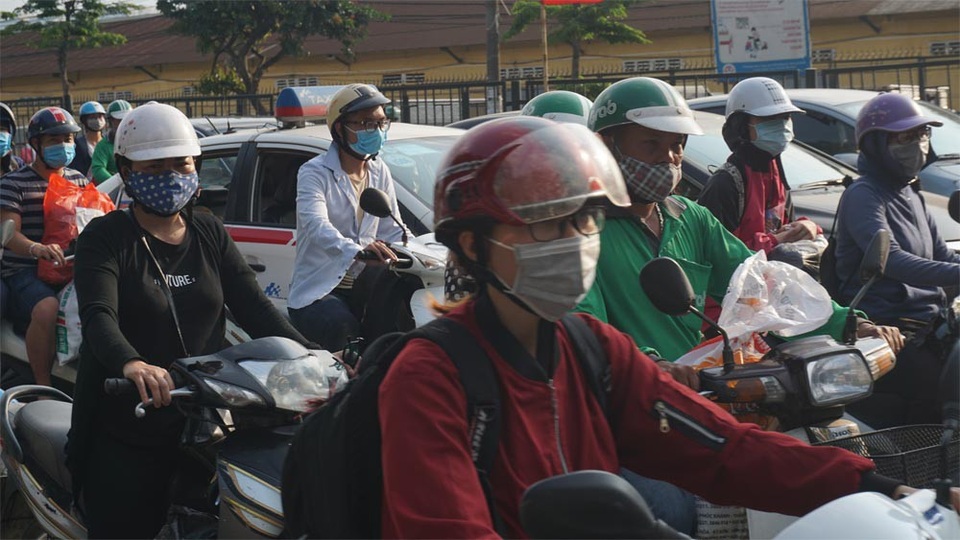 Người dân ùn ùn đổ về Thủ đô, giao thông phía Nam căng thẳng - 6 Người dân ùn ùn đổ về Thủ đô, giao thông phía Nam căng thẳng - 6