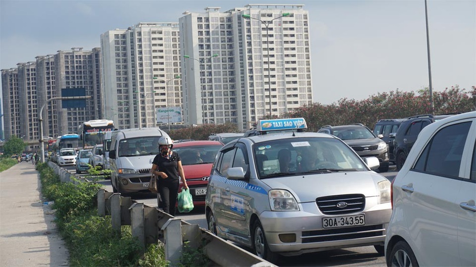 Người dân ùn ùn đổ về Thủ đô, giao thông phía Nam căng thẳng - 3 Người dân ùn ùn đổ về Thủ đô, giao thông phía Nam căng thẳng - 3