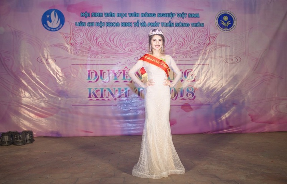 Hoa khôi Kinh tế Nông nghiệp: “Sẽ chọn cuộc sống ở quê thay vì phố thị xô bồ” - 1 Lê Bích xuất sắc giành được giải Hoa khôi trong cuộc thi Duyên dáng nữ sinh khoa Kinh tế và Phát triển nông thôn, Học viện Nông nghiệp, đồng thời cô cũng là thí sinh được yêu thích nhất từ khán giả.