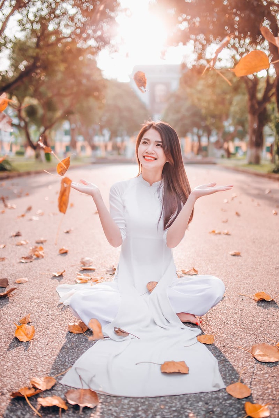 Hoa khôi Kinh tế Nông nghiệp: “Sẽ chọn cuộc sống ở quê thay vì phố thị xô bồ” - 7 Với ngoại hình xinh xắn, đáng yêu, Lê Bích sở hữu lượt theo dõi đáng kể trên mạng xã hội. Bích luôn lạc quan trong cuộc sống, vì thế cô luôn cười dù có chuyện gì xảy đến, đây cũng là châm ngôn sống của nữ sinh xứ Nghệ.