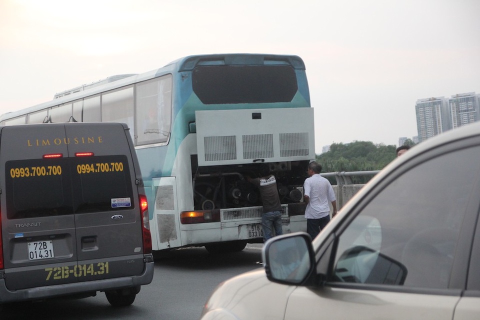 Mệt nhoài trở lại Sài Gòn trong tiết trời nóng bức - 7 Xe khách hỏng máy trên cầu Mương Kênh
