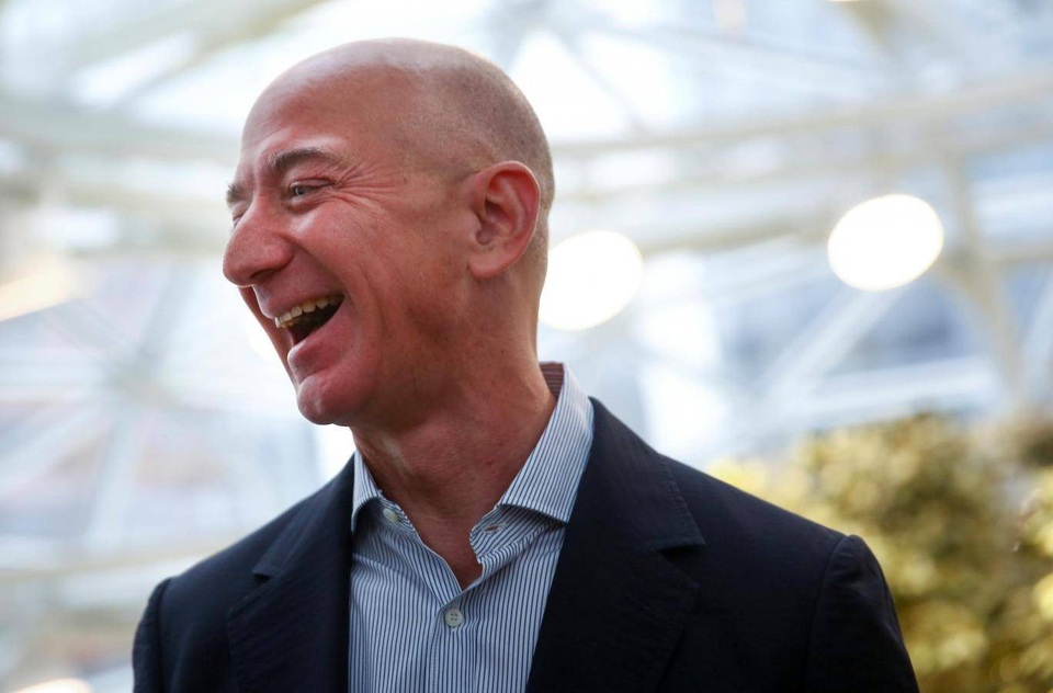 Cổ phiếu tăng cao, tỷ phú Jeff Bezos nhẹ nhàng “bỏ túi” 12 tỷ USD - 1 Cổ phiếu của Amazon tăng 10%, tỷ phú Jeff Bezos nhẹ nhàng kiếm 12 tỷ USD chỉ trong 1 ngày. (Nguồn: Independent)