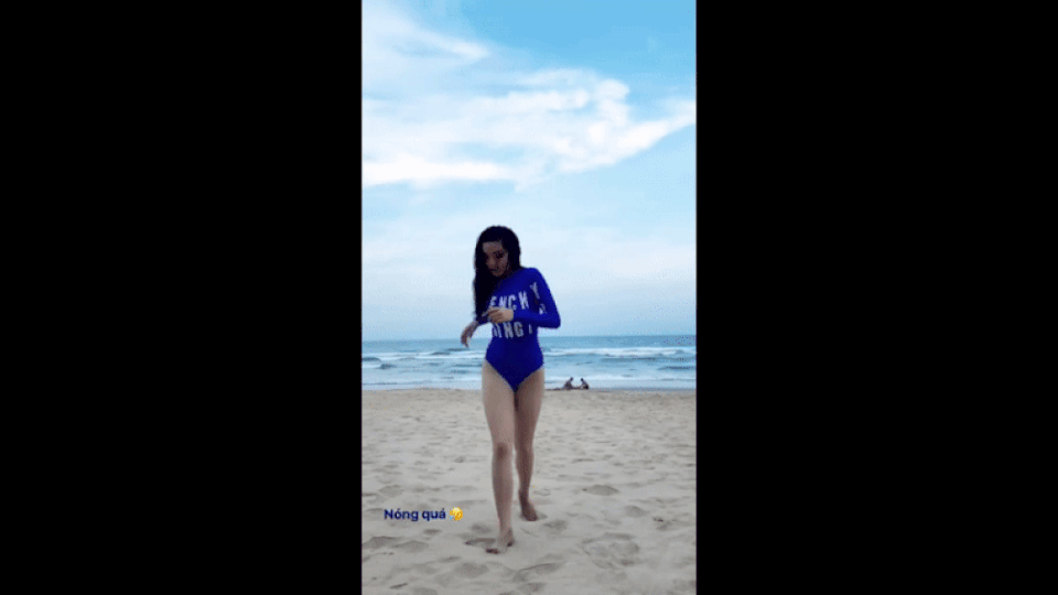 Kỳ Duyên nóng bỏng “nghẹt thở” bên bãi biển sau khi thừa nhận nâng ngực - 6 Tiếp đó, diện một thiết kế đồ bơi dài tay kín đáo nhưng Kỳ Duyên vẫn khiến người xem đứng ngồi không yên vì số đo 3 vòng nuột nà.