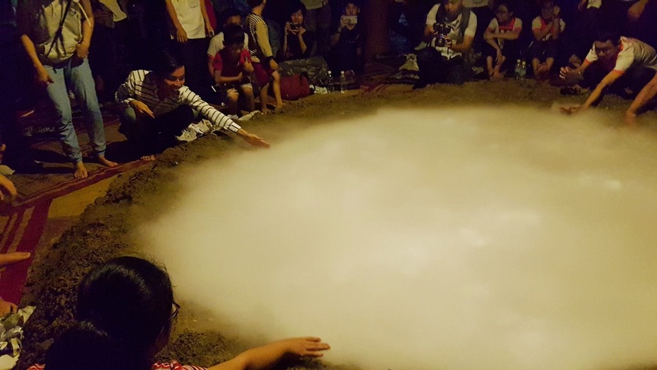 Mọi người sau màn biểu diễn có thể chạm tay vào núi lửa