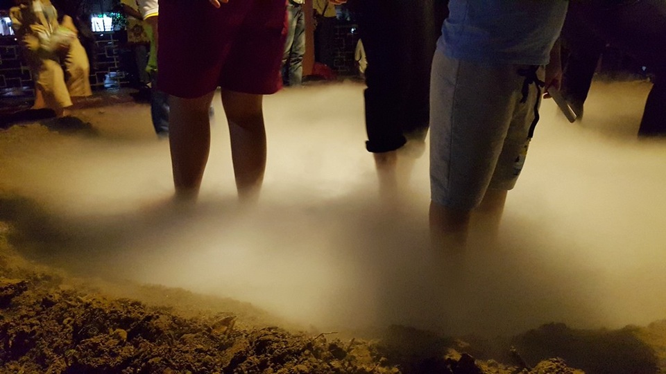 Hay bước xuống miệng núi lửa mà không hề hấn gì