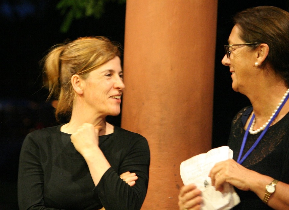 Chân dung nữ nghệ sĩ Gwendoline Robin (trái)