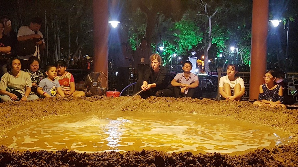 Dưới đây là toàn bộ quá trình tạo ra miệng núi lửa của nghệ sĩ đến từ Bỉ