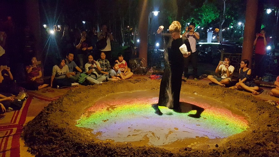 Xuất hiện… “miệng núi lửa” tại Festival Huế - 3