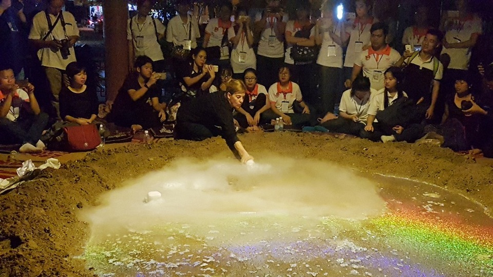 Xuất hiện… “miệng núi lửa” tại Festival Huế - 7