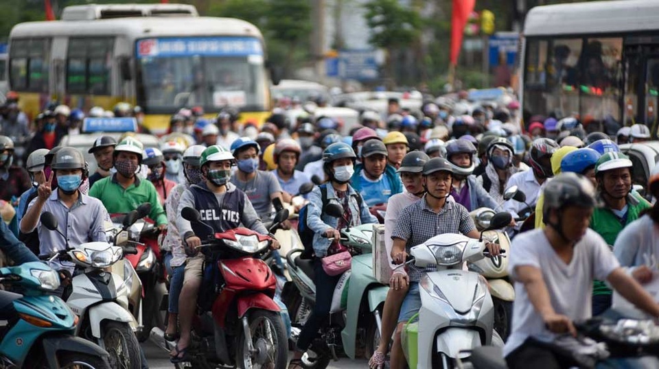 Hàng nghìn phương tiện nối đuôi đưa người dân trở lại Thủ đô sau kỳ nghỉ lễ - 4 
Cận cảnh dòng người xe chật như nêm trên đường Giải Phóng.