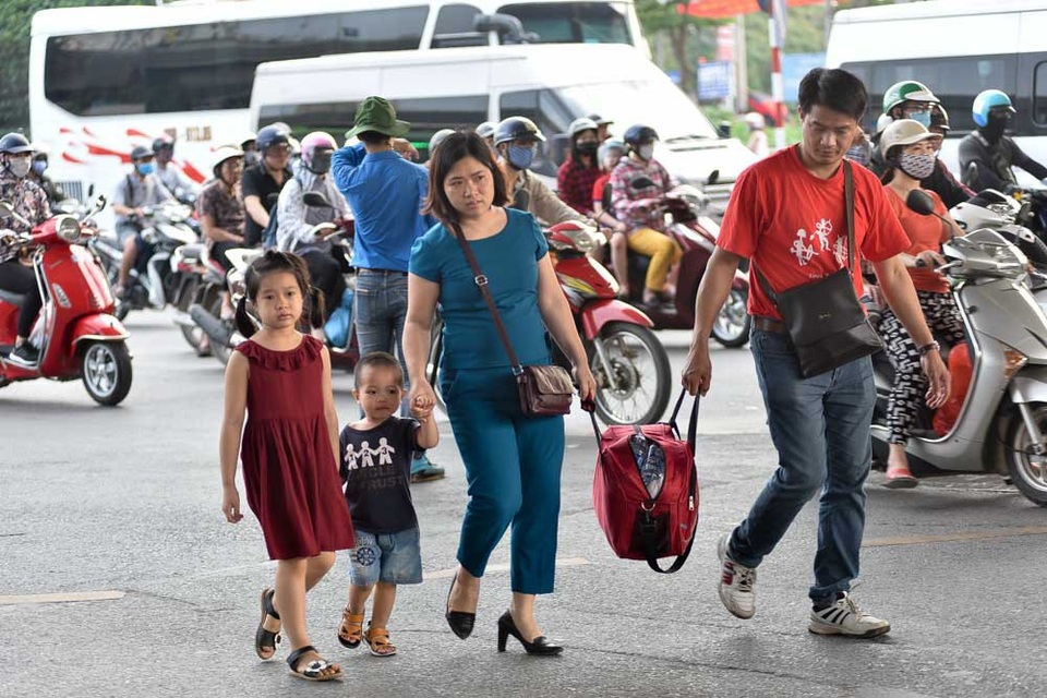 Hàng nghìn phương tiện nối đuôi đưa người dân trở lại Thủ đô sau kỳ nghỉ lễ - 9 
Thời tiết hôm nay nắng nóng khiến việc di chuyển xa của người dân thêm phần vất vả.