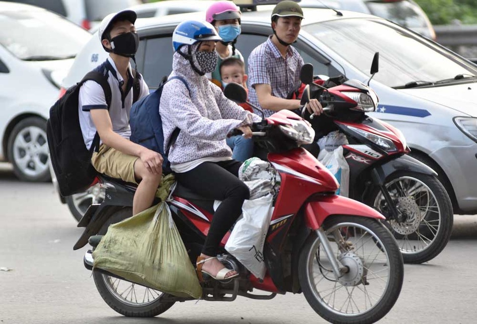 Hàng nghìn phương tiện nối đuôi đưa người dân trở lại Thủ đô sau kỳ nghỉ lễ - 7 
Xe máy chở lỉnh kỉnh đồ đạc - hình ảnh thường thấy trước và sau mỗi kỳ nghỉ dài.
