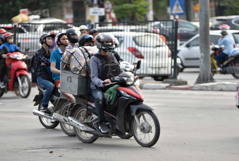 Hàng nghìn phương tiện nối đuôi đưa người dân trở lại Thủ đô sau kỳ nghỉ lễ - 6 Hàng nghìn phương tiện nối đuôi đưa người dân trở lại Thủ đô sau kỳ nghỉ lễ - 6