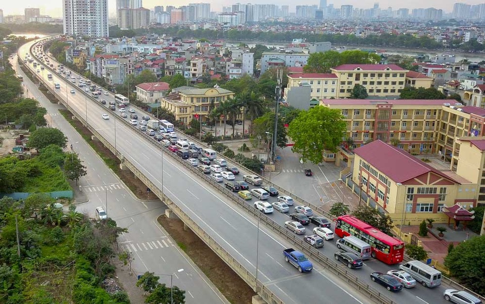 Hàng nghìn phương tiện nối đuôi đưa người dân trở lại Thủ đô sau kỳ nghỉ lễ - 13 
Hàng nghìn ô tô ùn ứ trên đường vành đai 3 trên cao, nhích từng chút một để đi vào trung tâm Hà Nội.