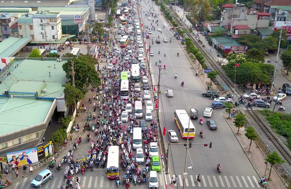 Hàng nghìn phương tiện nối đuôi đưa người dân trở lại Thủ đô sau kỳ nghỉ lễ - 2 
Chiều 1/5, ngã ba Pháp Vân - Ngọc Hồi - Giải Phóng luôn trong tình trạng ùn ứ phương tiện ở phần đường dẫn vào trung tâm Hà Nội.
