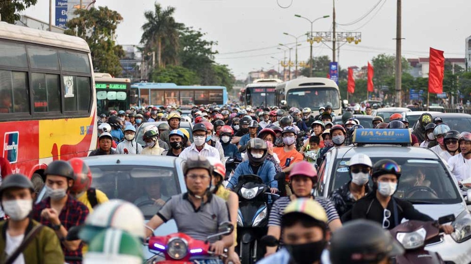 Hàng nghìn phương tiện nối đuôi đưa người dân trở lại Thủ đô sau kỳ nghỉ lễ - 5 
Càng về cuối chiều, lượng phương tiện càng đông, di chuyển rất khó khăn.