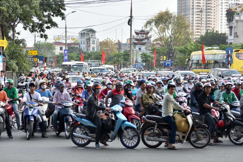 Hàng nghìn phương tiện nối đuôi đưa người dân trở lại Thủ đô sau kỳ nghỉ lễ - 3 
Ngày 30/4 - 1/5 nối vào cuối tuần nên các cơ quan được nghỉ tới gần 4 ngày. Hôm nay là ngày nghỉ cuối cùng, người dân đi nghỉ lễ trở lại Hà Nội khiến lưu lượng giao thông tăng đột biến.