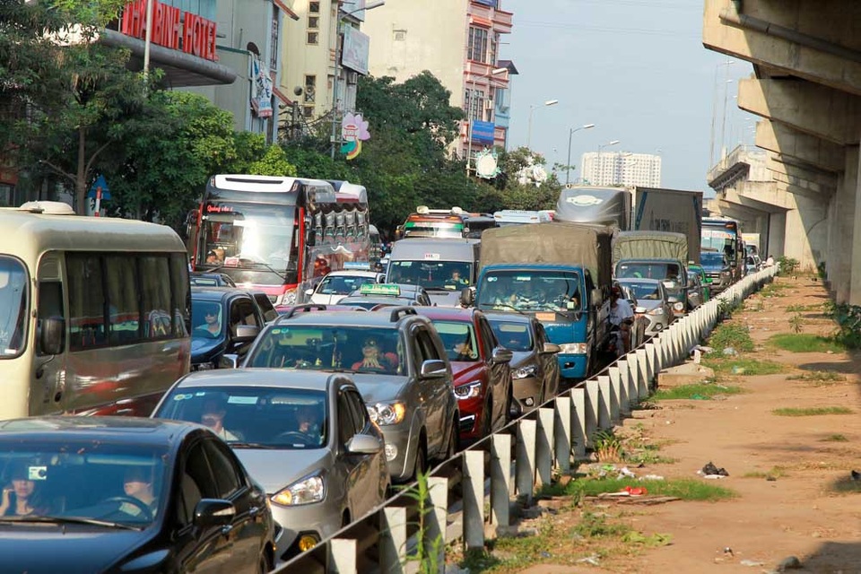 Hàng nghìn phương tiện nối đuôi đưa người dân trở lại Thủ đô sau kỳ nghỉ lễ - 12 
Hàng dài ô tô ùn ứ.