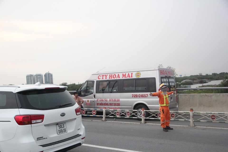 Mệt nhoài trở lại Sài Gòn trong tiết trời nóng bức - 10 Nhiều xe khách đã bất chấp nguy hiểm đã chạy vào làn xe máy