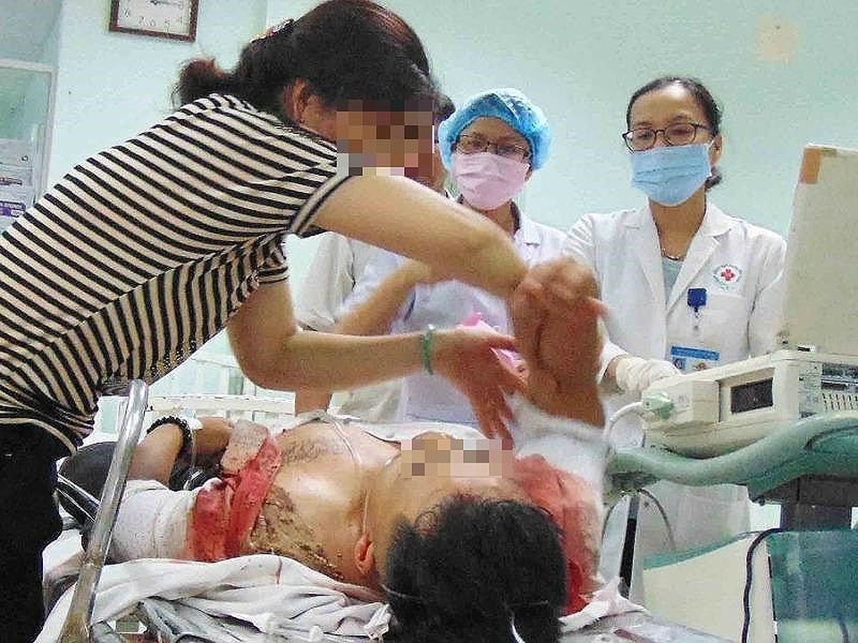 'Con cái làm khổ cha mẹ đến bao giờ?' - 1 Người mẹ đang xem các vết thương của con trai. Ảnh: TRẦN NGỌC