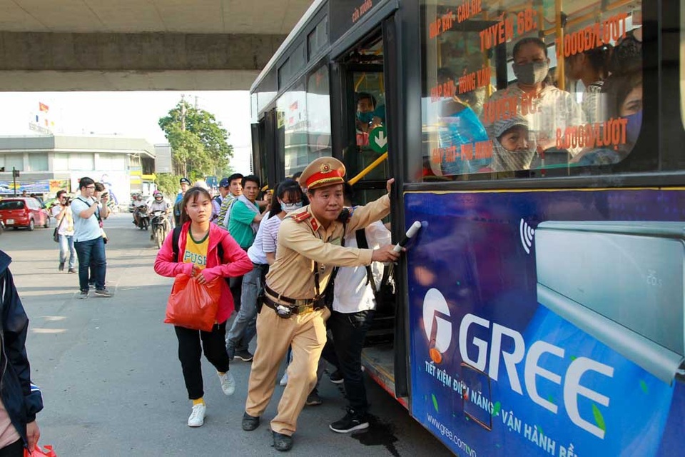 Hàng nghìn phương tiện nối đuôi đưa người dân trở lại Thủ đô sau kỳ nghỉ lễ - 8 
Chiếc xe buýt bất ngờ chết máy ngay ngã ba Pháp Vân - Ngọc Hồi - Giải Phóng, hành khách và CSGT phải đẩy xe vào lề đường.