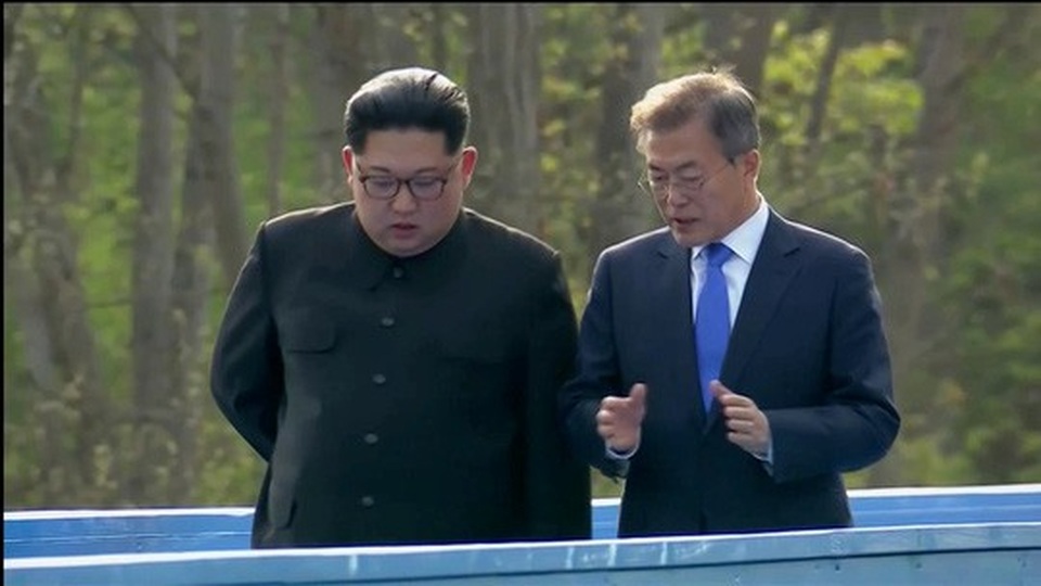 Khi ông Kim Jong-un trổ tài... quyến rũ - 2
Hai nhà lãnh đạo trò chuyện riêng khi đi dạo. Ảnh: Reuters