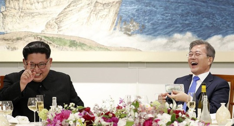 Khi ông Kim Jong-un trổ tài... quyến rũ - 3
Khoảnh khắc tươi cười của hai nhà lãnh đạo. Ảnh: Reuters