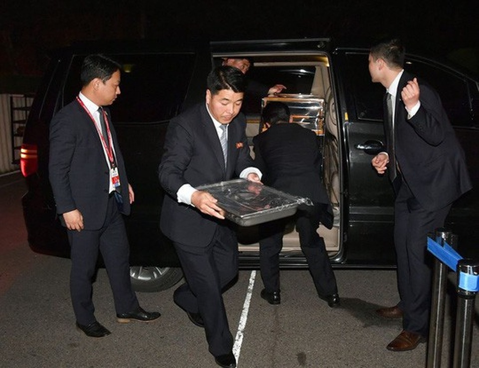 Khi ông Kim Jong-un trổ tài... quyến rũ - 5
Món mì lạnh được an ninh Triều Tiên đưa tới hội nghị. Ảnh: Korea Times