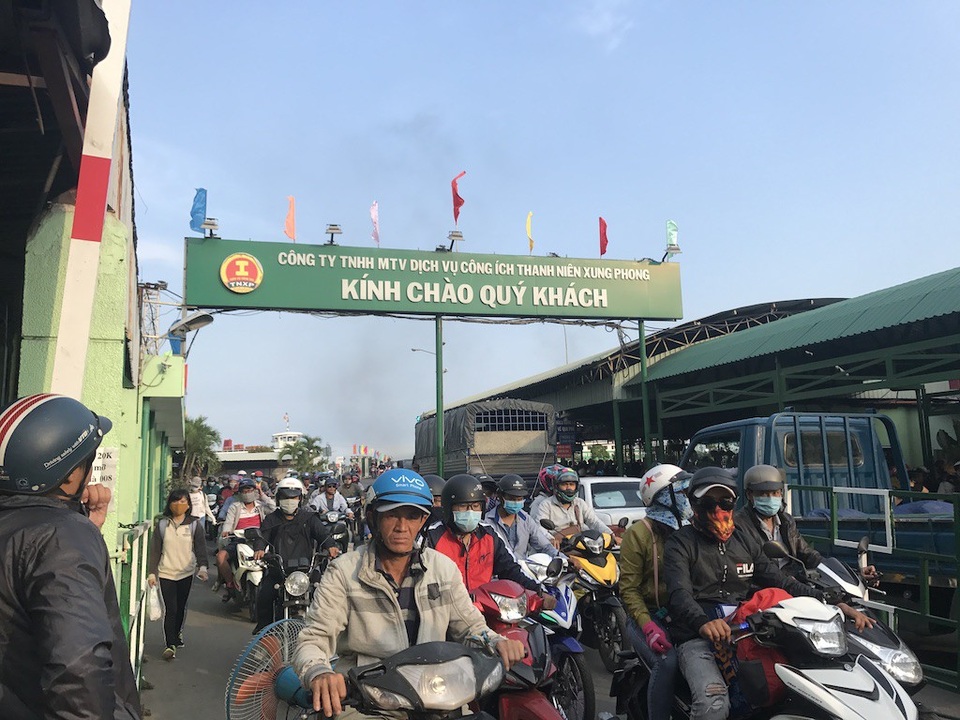 Mệt nhoài trở lại Sài Gòn trong tiết trời nóng bức - 15 Người dân qua phà Cát Lái trở lại TPHCM sau kỳ nghỉ lễ