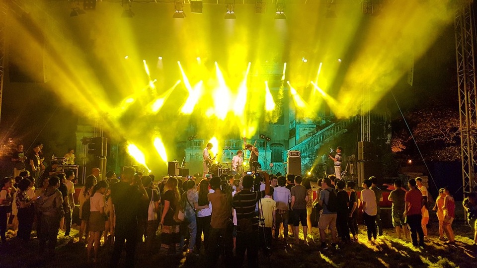 Rất đông khán giả đến xem Lisistrata diễn rock