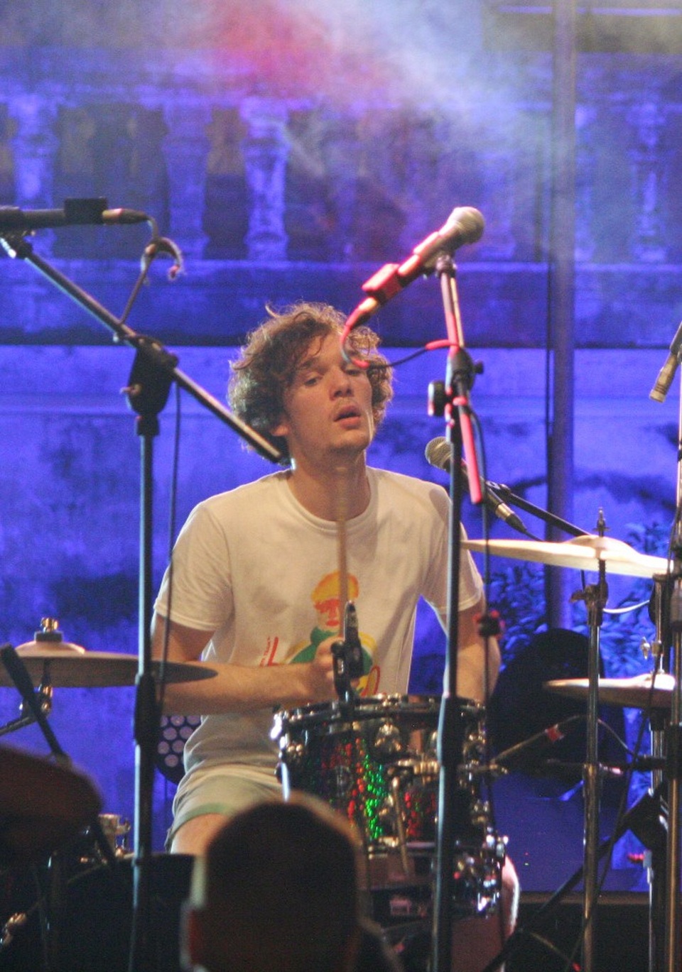 Ben Amos Cooper chơi trống