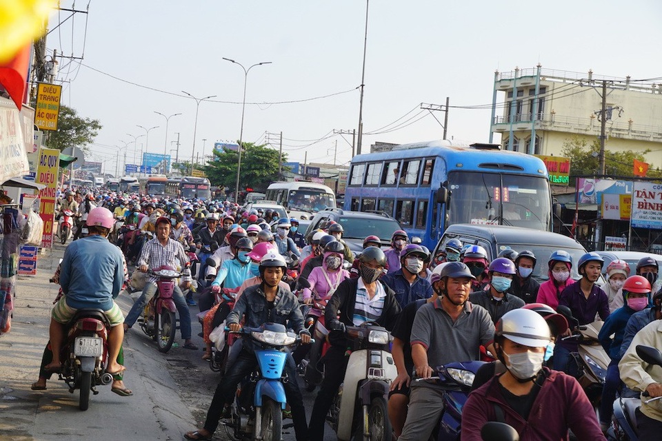 Mệt nhoài trở lại Sài Gòn trong tiết trời nóng bức - 12 Dòng phương tiện nối đuôi trên Quốc lộ 1