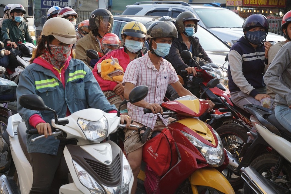Mệt nhoài trở lại Sài Gòn trong tiết trời nóng bức - 13 Nhiều người chạy xe máy bồng bế con nhỏ, vất vả trở lại Sài Gòn